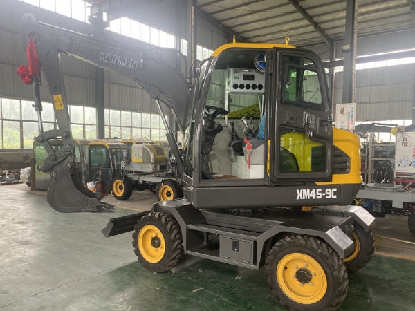 感謝菏澤鄆城客戶前來訂購爆款車型輪式45小挖機(jī)，所有工作已準(zhǔn)備完成，靜等發(fā)車！